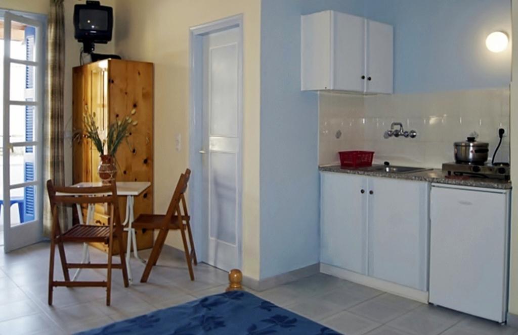 Idroussa Apartment Баци Стая снимка