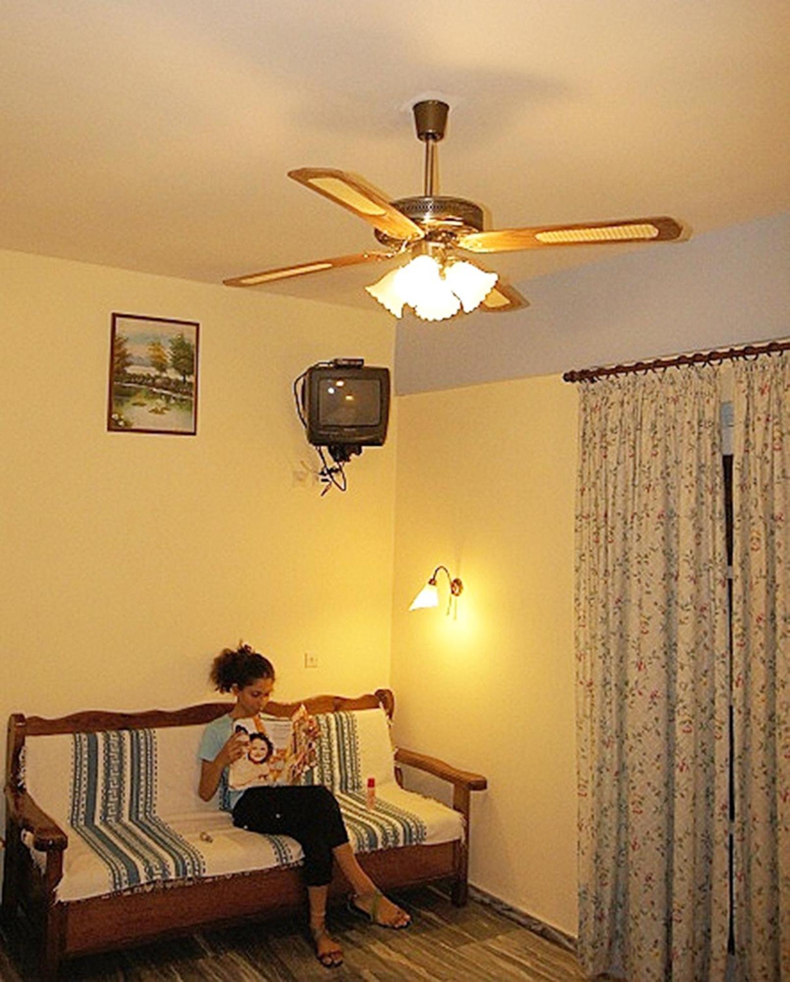Idroussa Apartment Баци Стая снимка